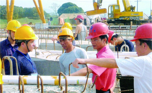 1601361693437525.jpg 2009年,楊川(前右二)在玉鐵七標施工現場(chǎng)了解技術(shù)應用情況.jpg