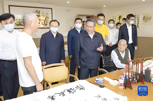 1687851287776925.jpg 1-李強在書(shū)畫(huà)室(有新華社logo).jpg